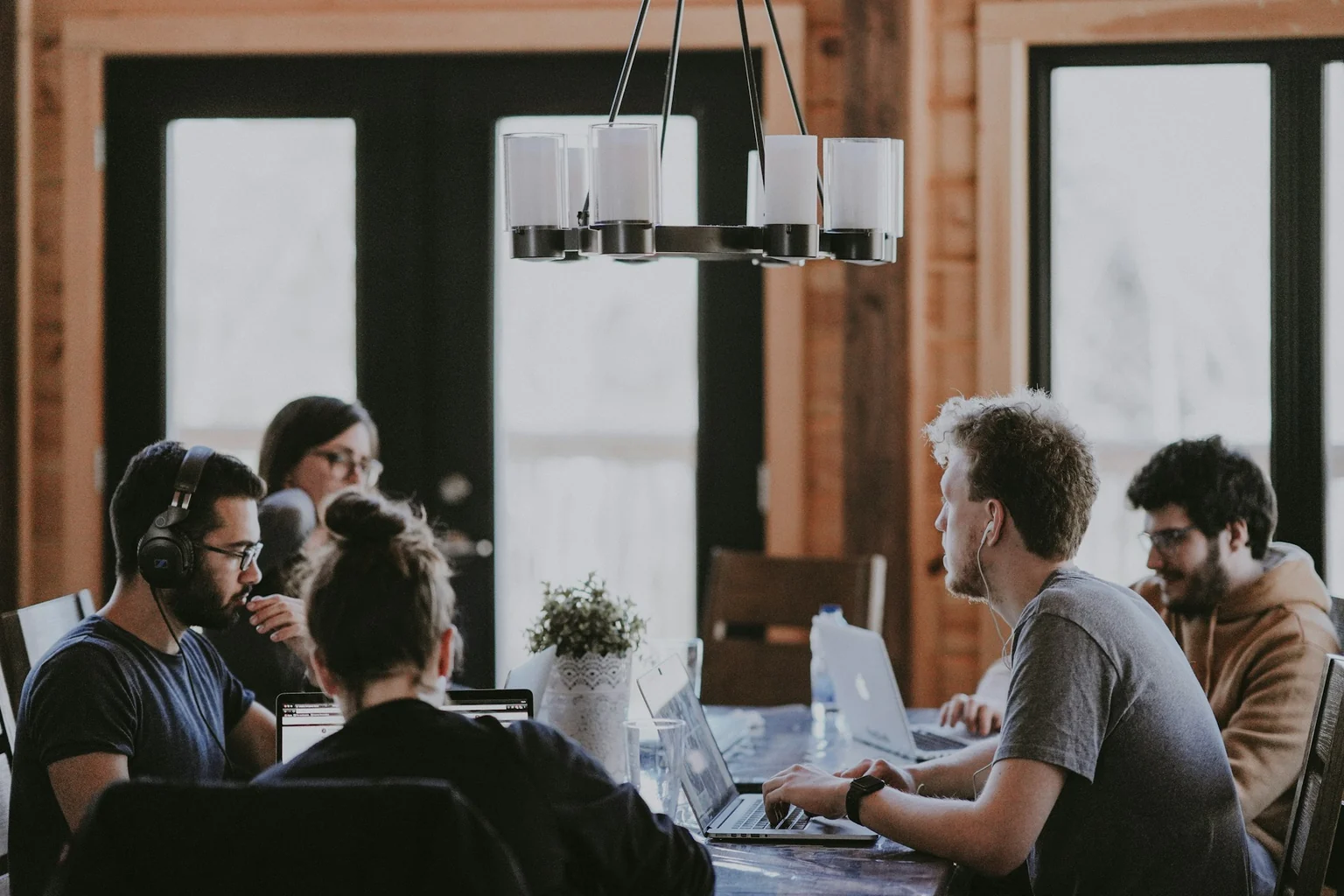 Un team di un’azienda di servizi si confronta sulle attività e sulle responsabilità.